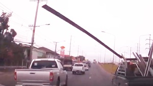 Video: Tuýp sắt rơi từ xe ôtô đang chạy trên đường suýt gây tai nạn
