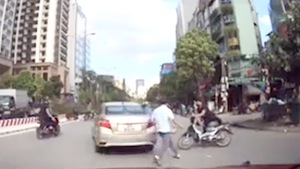 Video: Hai thanh niên bỏ xe máy tháo chạy sau khi tông trúng ôtô