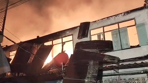 Video: 100 căn nhà ở Thái Lan bị thiêu rụi sau hỏa hoạn lan rộng