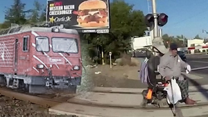 Video: Cảnh sát kéo người đàn ông ngồi xe lăn ra khỏi đường ray tàu trong tích tắc