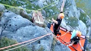 Video: Cắm trại, đi dây, ngủ cheo leo trên vách núi cao hơn 1000m
