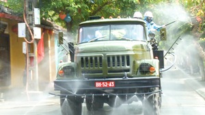 Video: Hàng chục xe quân đội khử khuẩn trên 17 tuyến phố, ngõ hẻm ở thành phố Hội An