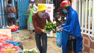 Video: 'Rau, gạo miễn phí! Ai thiếu cứ lấy một phần', câu chuyện cảm động ở Đà Nẵng