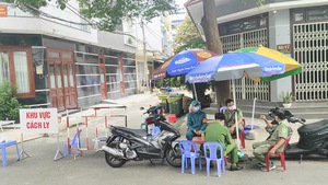 Video: Phong tỏa 17 nhà dân trong hẻm 52 đường Thoại Ngọc Hầu ở TP.HCM
