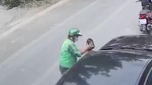 Video: Tài xế mặc áo xe ôm công nghệ bẻ trộm gương ôtô
