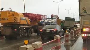 Video: 3 xe ôtô đâm nhau chắn ngang cầu Thanh Trì, giao thông ùn ứ
