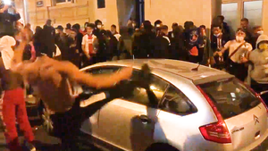 Video: Cổ động viên đập phá, tấn công cảnh sát sau thất bại tại Champions League