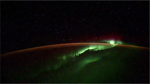 Video: Phi hành gia Nga quay được 5 vật thể lạ bay xung quanh trái đất