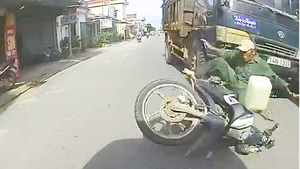 Video: Khoảnh khắc xe ben đâm văng chiếc xe máy từ phía sau khiến một người nguy kịch