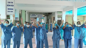 Video: Y bác sĩ vui mừng ngày Bệnh viện Đà Nẵng được dỡ lệnh phong tỏa