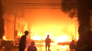 Video: Cháy lớn trong KCN Tân Tạo, khói đen bốc cao hàng trăm mét
