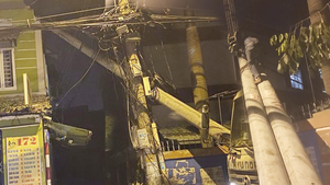 Video: Cột điện đang lắp đặt bị ngã, đè vào nhà dân
