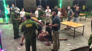 Video: Công an ngăn chặn vụ hỗn chiến trong quán nhậu tại Quảng Ngãi