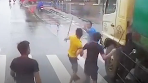 Video: Tài xế cầm tuýp sắt đuổi đánh nhau trên đường