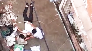 Video: Đang đi bộ, người đàn ông bị xe rùa từ tầng 5 rơi trúng người