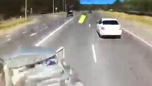 Video: Ôtô bị tông bẹp dúm khi đang chờ qua đường