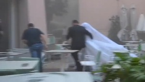 Video: Cô dâu đang chụp hình cưới phải bỏ chạy vì vụ nổ kinh hoàng tại Lebanon