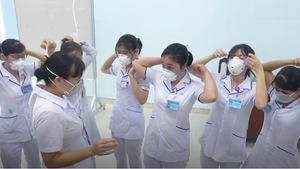 Video: Bình Định đáp lời kêu gọi từ Đà Nẵng chi viện 25 y bác sĩ vào tâm dịch