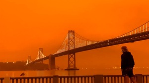 Video: Bầu trời màu cam sẫm 'như sao hỏa' do cháy rừng tại Mỹ