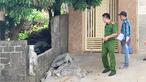 Video: Bức tường trước cổng trường đổ sập làm 1 học sinh tử vong