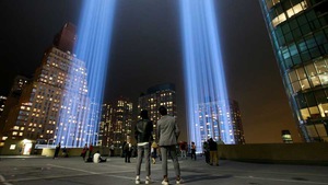 Video: Bầu trời New York rực sáng ánh đèn tưởng niệm sự kiện 11-9
