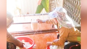 Video: Bắt quả tang cơ sở sản xuất bún mất vệ sinh, nguyên liệu không rõ nguồn gốc