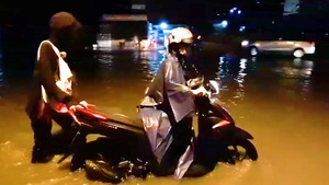 Video: Mưa lớn, đường ngập sâu, người dân bì bõm lội nước về nhà