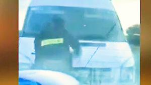 Video: Khoảnh khắc chiến sĩ cảnh sát cơ động bám vào xe ôtô trước khi bị cán tử vong