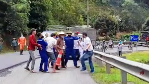 Video: 3 tài xế dừng xe đánh nhau trên quốc lộ 279