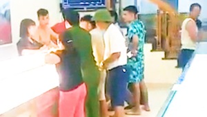 Video: Học sinh lớp 9 bịt khẩu trang đột nhập vào tiệm vàng ở Thanh Hóa