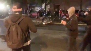 Video: Đình chỉ cảnh sát dắt xe đạp qua đầu người biểu tình