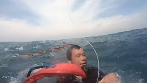 Video: Trực thăng cứu người đàn ông lênh đênh 10 giờ trên biển