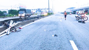 Video: Người đàn ông đi xe đạp bị 2 ôtô tông liên tiếp, tử vong tại chỗ
