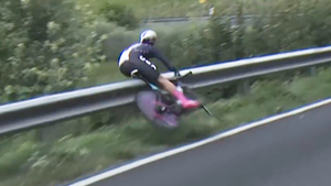 Video: Nữ vận động viên đua xe đạp thế giới mất lái, rơi xuống đồi