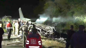 Video: Máy bay quân sự rơi trong đêm khiến nhiều sinh viên thiệt mạng