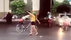 Video: Cô gái dừng xe giữa ngã tư nhảy múa, bất chấp xe cộ qua lại