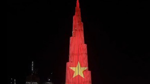Video: Quốc kỳ Việt Nam sáng rực trên tòa nhà cao nhất thế giới ở Dubai