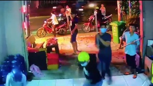 Video: 12 thanh niên cầm hung khí đập phá quán karaoke ở quận 12 đã bị bắt