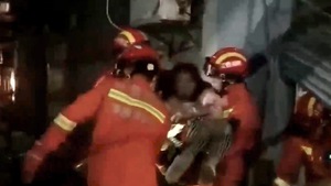 Video: Ôtô húc xe máy, tông sập cửa hàng khiến 2 người bị chôn vùi