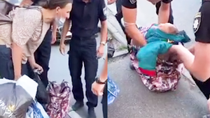 Video: Mẹ bỏ con vào túi nhựa xách đi dạo phố bị cảnh sát xử phạt