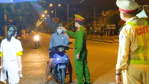 Video: Xe máy, ôtô cá nhân được ra vào Đà Nẵng từ 0g ngày 5-9