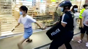 Video: Cảnh sát Hong Kong bị chỉ trích vì ghì bé gái 12 tuổi xuống đường