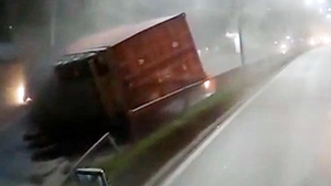 Video: Container cày nát dải phân cách, đâm vào xe đầu kéo