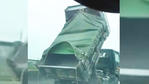 Video: Xe tải chạy trên quốc lộ ở Nghệ An mà quên hạ thùng