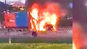 Video: Xe container bị thiêu rụi trên xa lộ Hà Nội