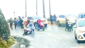Video: Nhiều ôtô, xe máy 'trôi tự do' trên đèo Ô Quy Hồ do mặt đường đóng băng