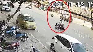 Video: Bánh ôtô văng ra khỏi xe, tự ‘tìm đường’ vào cửa hàng