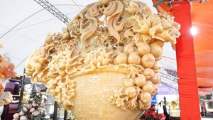 Video: Giỏ hoa tết bằng ngọc quý, nặng 1,5 tấn ở Hà Nội