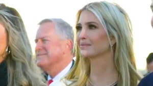 Video: Con gái ông Trump bật khóc trong ngày cha mãn nhiệm