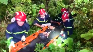 Video: Cảnh sát leo núi cứu thanh niên bị gãy chân trên bán đảo Sơn Trà